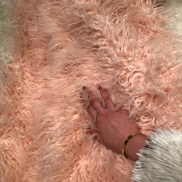 Pink Faux Fur Throw ❤️ - Picture 3 of 5